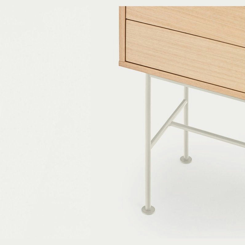 Consola Yoko 2C es un mueble de madera con dos cajones y elegantes patas de metal blanco. Su moderno sistema de almacenamiento refleja un diseño contemporáneo que combina a la perfección funcionalidad y estilo.