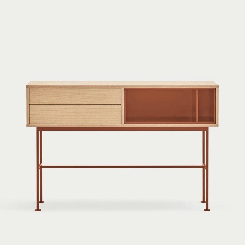 La Consola Yoko 2C es un elegante aparador de madera con un diseño contemporáneo, que cuenta con dos cajones, un estante abierto y finas patas de metal.