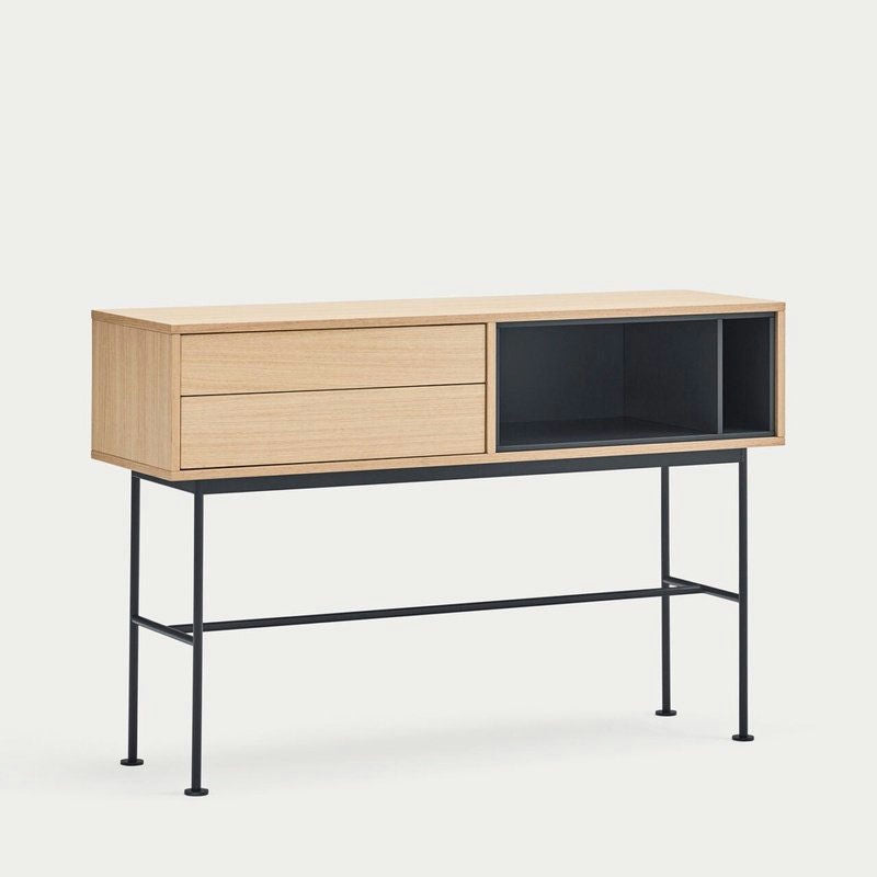 La Consola Yoko 2C es una consola de madera contemporánea que cuenta con dos cajones y un estante abierto sobre un elegante marco de metal negro, perfecto para el almacenamiento moderno.
