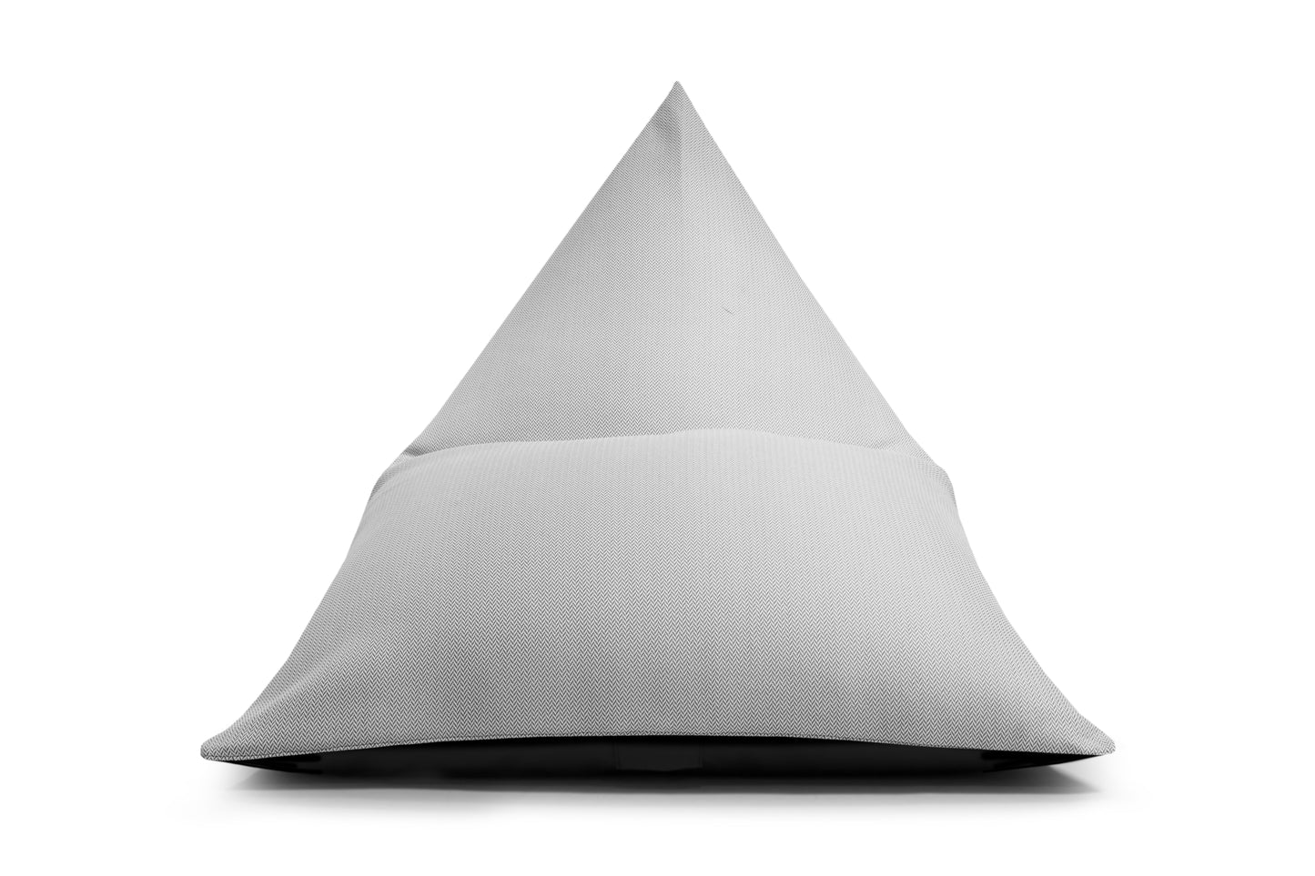 Sobre fondo blanco se muestra un puf triangular gris claro (RAZZMATAZZ CANARIA) de tejido hidrófugo extrasuave (155×120×95 cm), orientado hacia delante, perfecto para relajarse ergonómicamente en interiores o exteriores.