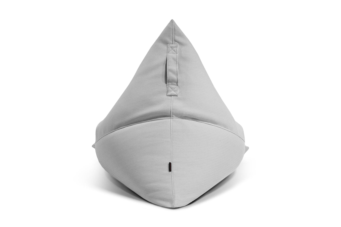 A gris claro, triangular Bean bag puff grande RAZZMATAZZ CANARIA (155×120×95 cm) de tela repelente al agua y extra suave, visto de frente, con asa superior y costura horizontal para un asiento ergonómico.