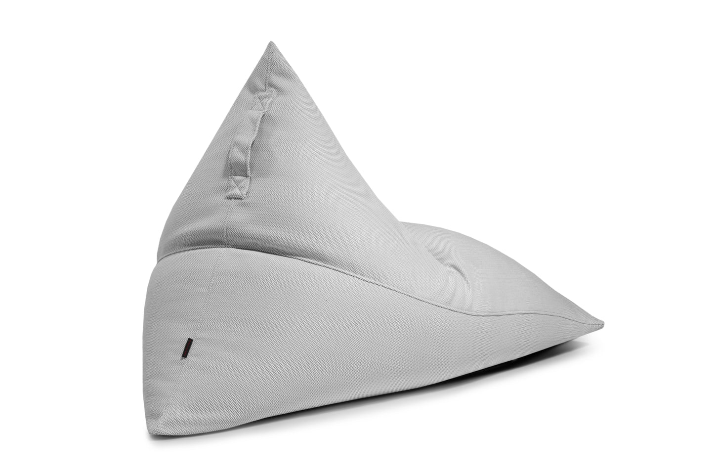 Un Bean bag puff grande de tela repelente al agua y extra suave 155×120×95 cm (RAZZMATAZZ CANARIA) de color gris claro se asienta sobre un fondo blanco, inclinado para mostrar su moderna forma triangular y sus detalladas costuras.