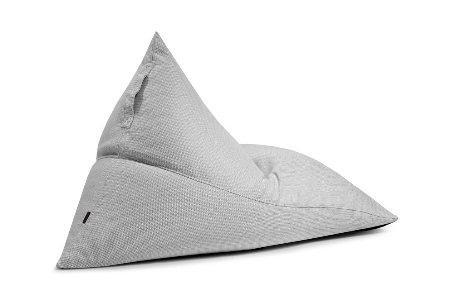 El puff Bean bag grande RAZZMATAZZ CANARIA, en tejido gris hidrófugo extra suave (155×120×95 cm), ofrece un asiento ergonómico y un aspecto moderno, perfecto para su uso en exteriores, mostrado sobre un fondo blanco.