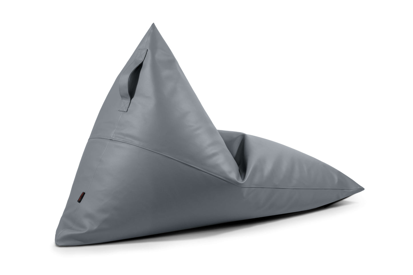 A gris, triangular Bean bag puff grande de piel sintética impermeable 155×120×95 cm RAZZMATAZZ OUTSIDE, ergonómico y moderno para exterior, con asa superior, destaca sobre un fondo blanco.