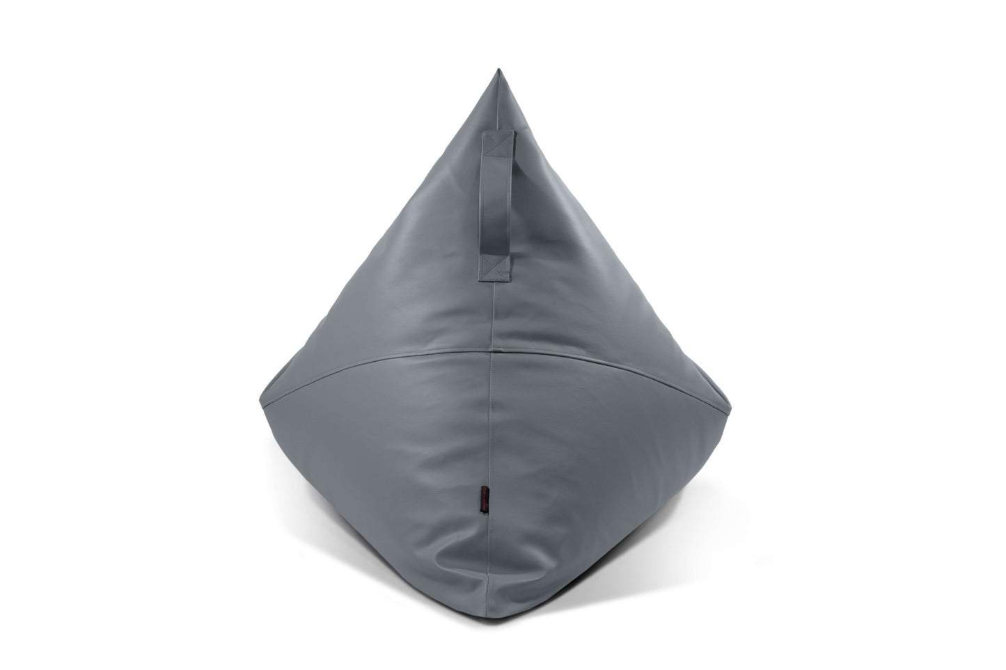 Un gran y moderno puff bean bag RAZZMATAZZ OUTSIDE gris (155×120×95 cm) en piel sintética impermeable, diseño triangular ergonómico con asa frontal, mostrado sobre fondo blanco-perfecto para la comodidad y el estilo al aire libre.