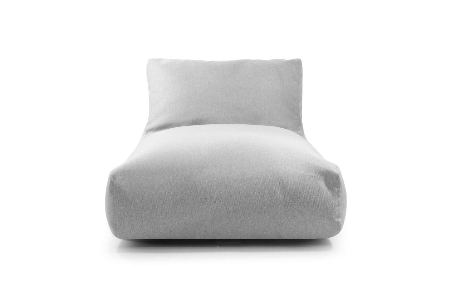 La Bean bag Sunbed 90 Riviera es una moderna y minimalista tumbona de color gris claro para exteriores, de perfil bajo, suaves bordes redondeados y exterior abullonado, mostrada de frente sobre fondo blanco.