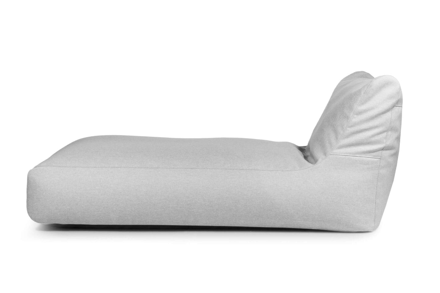 La Bean bag Sunbed 90 Riviera - uso exteriores es una moderna tumbona de color gris claro con un amplio asiento y un respaldo suave y anguloso, mostrada de perfil sobre un fondo blanco.