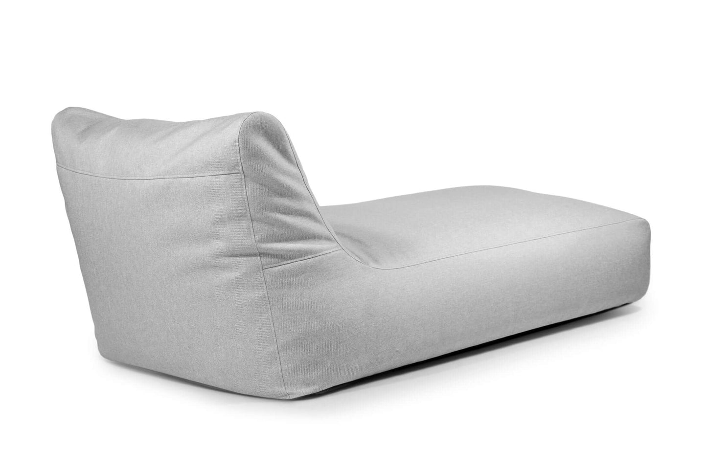 La tumbona Bean bag 90 Riviera es una tumbona de tela gris claro sin brazos, con respaldo elevado y diseño moderno, ideal como tumbona ergonómica para relajarse en interiores o exteriores. Diseñada para uso exterior.