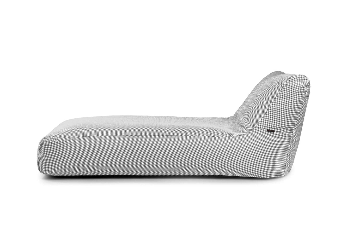 Vista lateral de la tumbona Bean bag 90 Canaria, una moderna tumbona de color gris claro con suave tapizado y respaldo ligeramente reclinado, perfecta como elegante tumbona exterior para relajarse al aire libre.