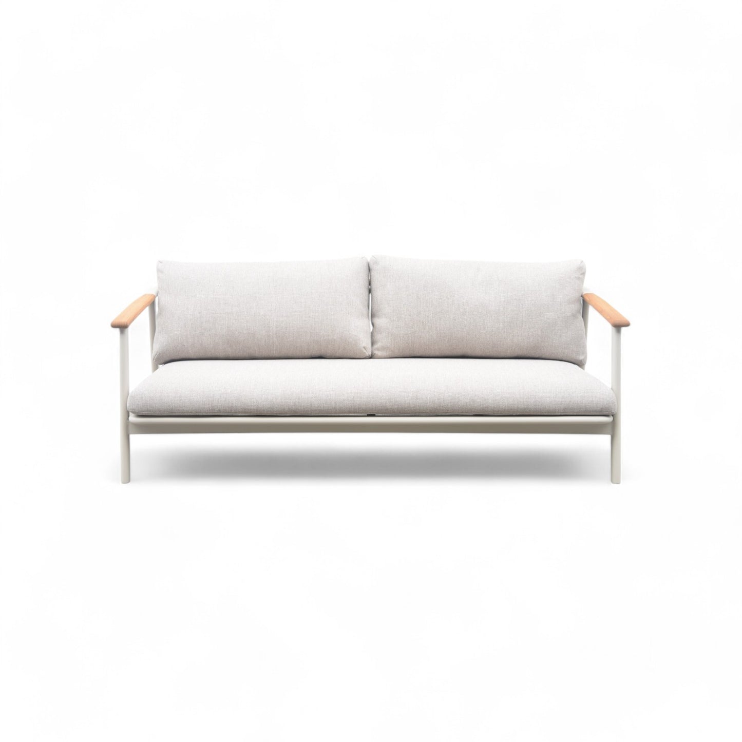 El Sofá de exterior 3 plazas SAND en aluminio y teca, gris arena (189×82×71 cm), con estructura metálica, reposabrazos de madera y dos cojines traseros, se muestra sobre un fondo blanco.