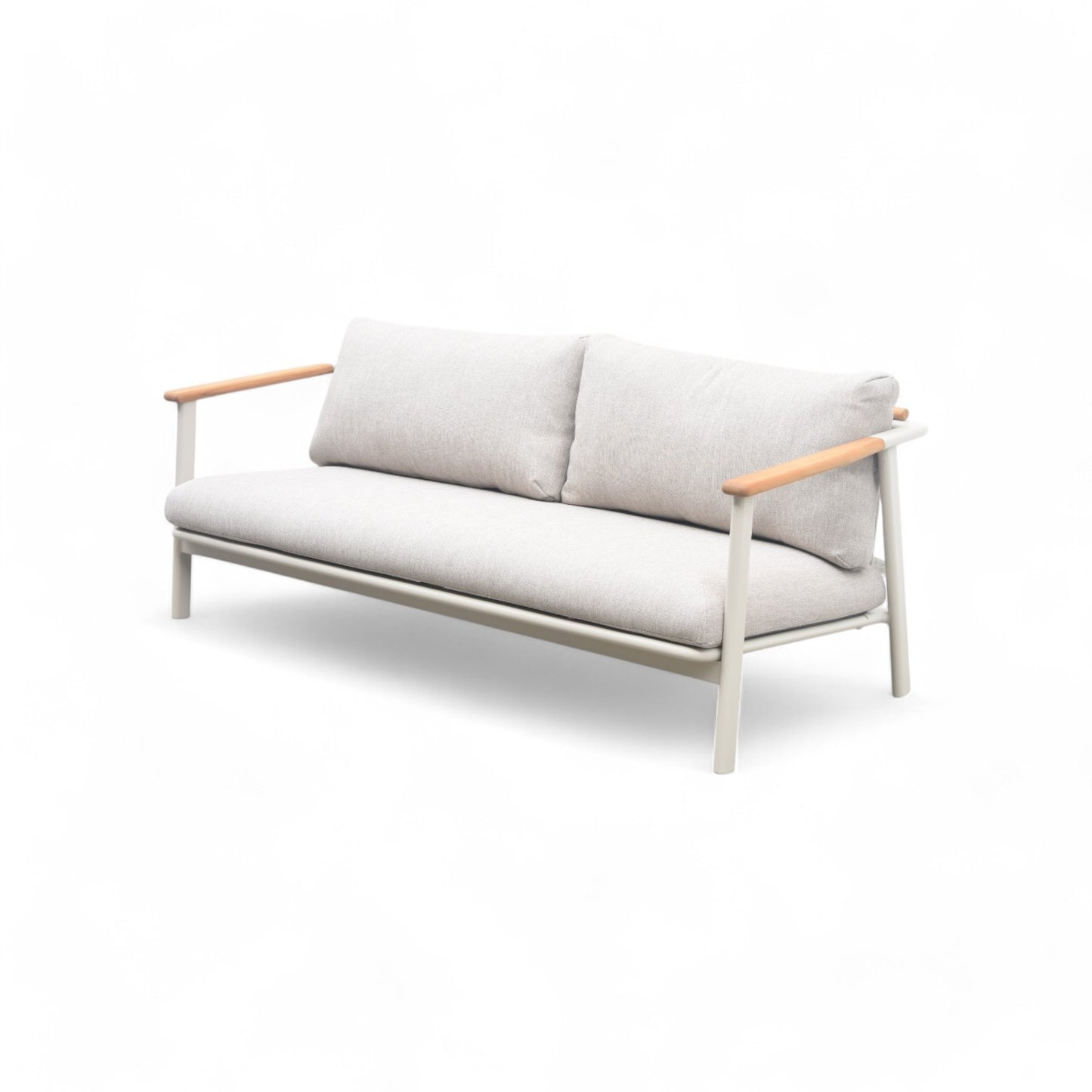 El Sofá de exterior 3 plazas SAND (aluminio y teca, gris arena, 189×82×71 cm) presenta cojines gris claro, estructura metálica blanca y reposabrazos de madera clara sobre fondo blanco.