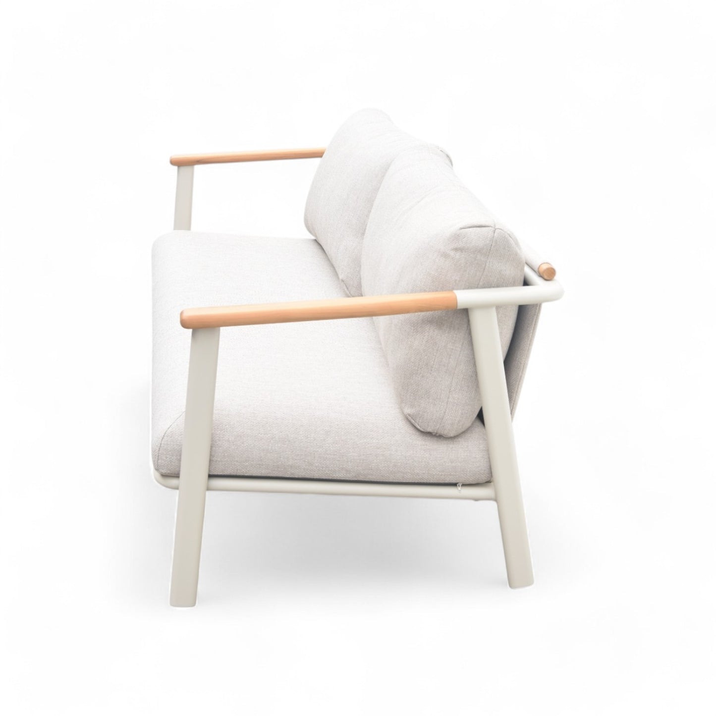 El sofá de exterior de 3 plazas SAND presenta un cojín gris claro y un armazón de aluminio y teca (189×82×71 cm), mostrado de perfil sobre fondo blanco.