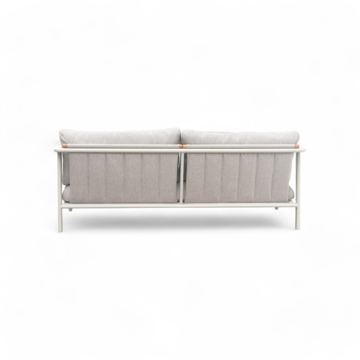 El sofá de exterior de 3 plazas SAND en gris arena (189×82×71 cm) presenta una estructura de aluminio y reposabrazos de teca, mostrados desde el respaldo sobre un fondo blanco.