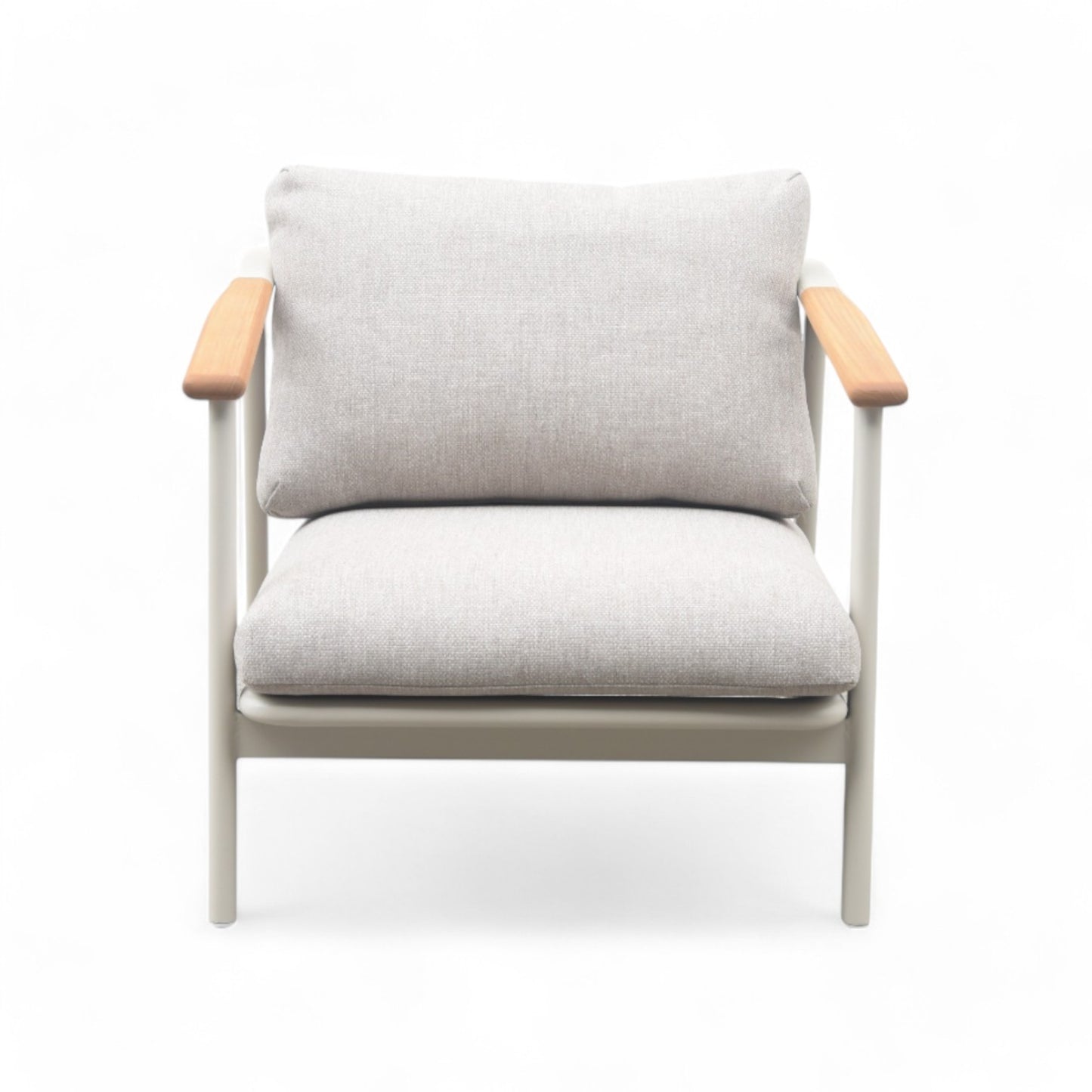 Un moderno Sillón de exterior en aluminio y madera de teca - gris arena - SAND, con cojines de color gris claro, reposabrazos de madera de teca y estructura de metal blanco, mostrado de frente sobre un fondo blanco liso.