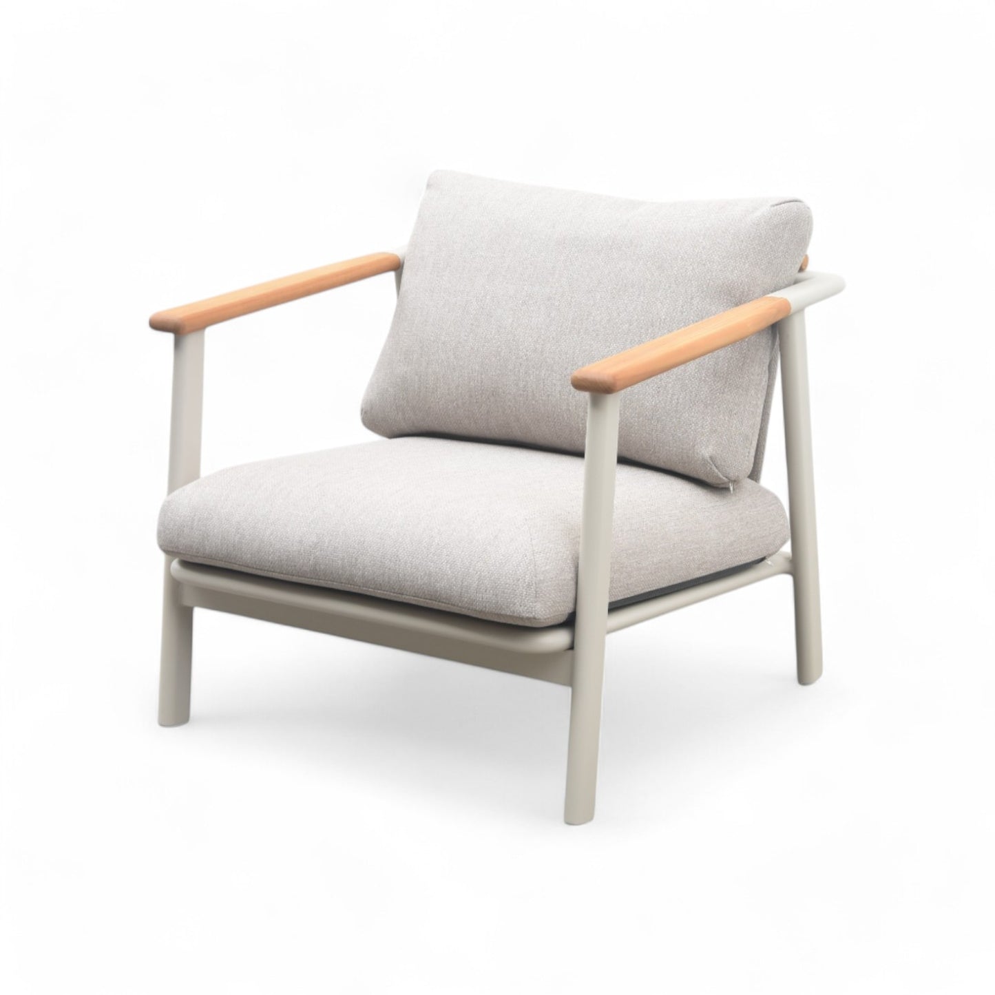 El Sillón de exterior en aluminio y madera de teca - gris arena - SAND presenta un cojín gris claro, reposabrazos de madera de teca y una estructura de metal claro, sobre un fondo blanco liso.