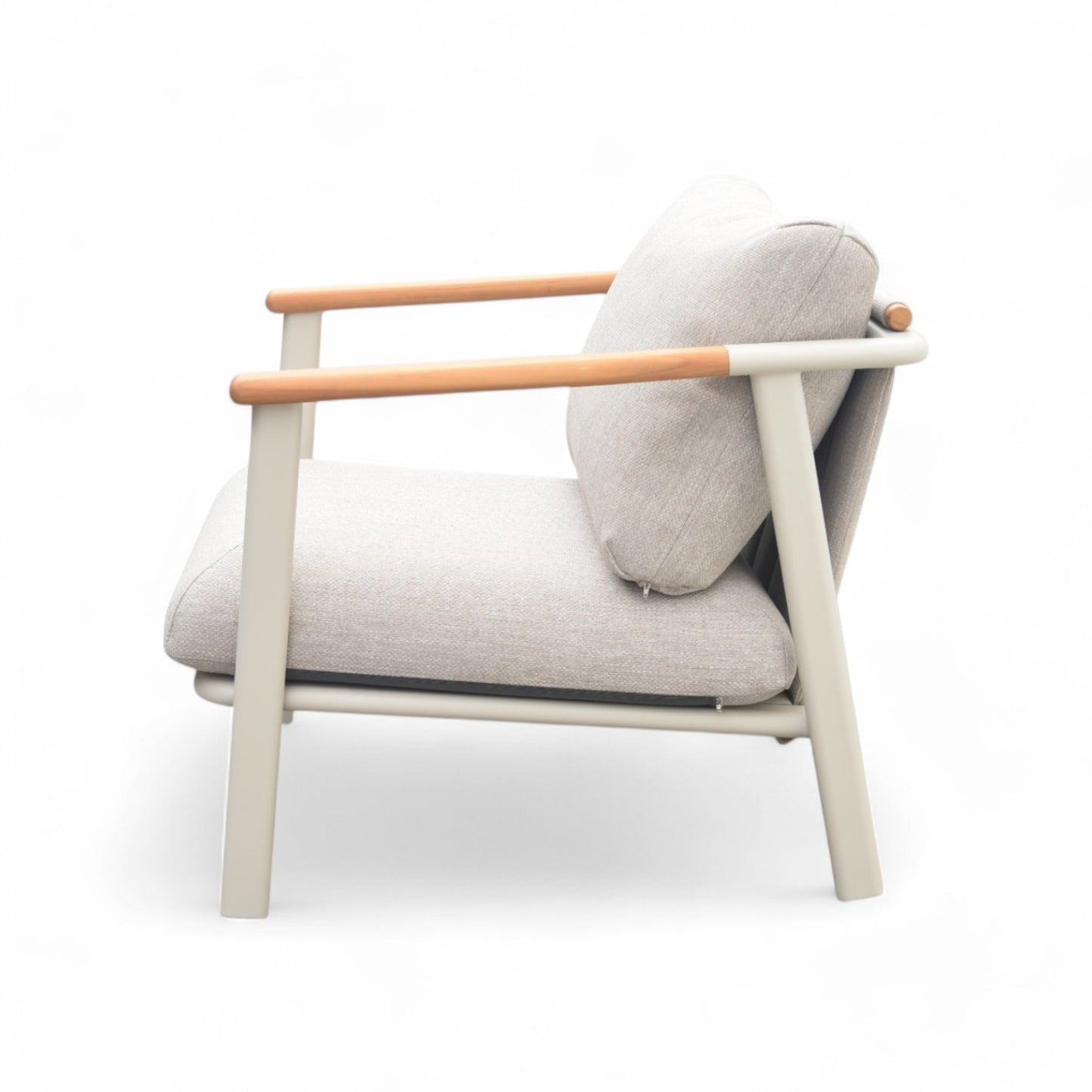 Vista lateral del Sillón de exterior en aluminio y madera de teca - gris arena - SAND, con cojines gris claro, reposabrazos de madera de teca y estructura blanca, ideal para complementar muebles de jardín sobre fondo blanco.