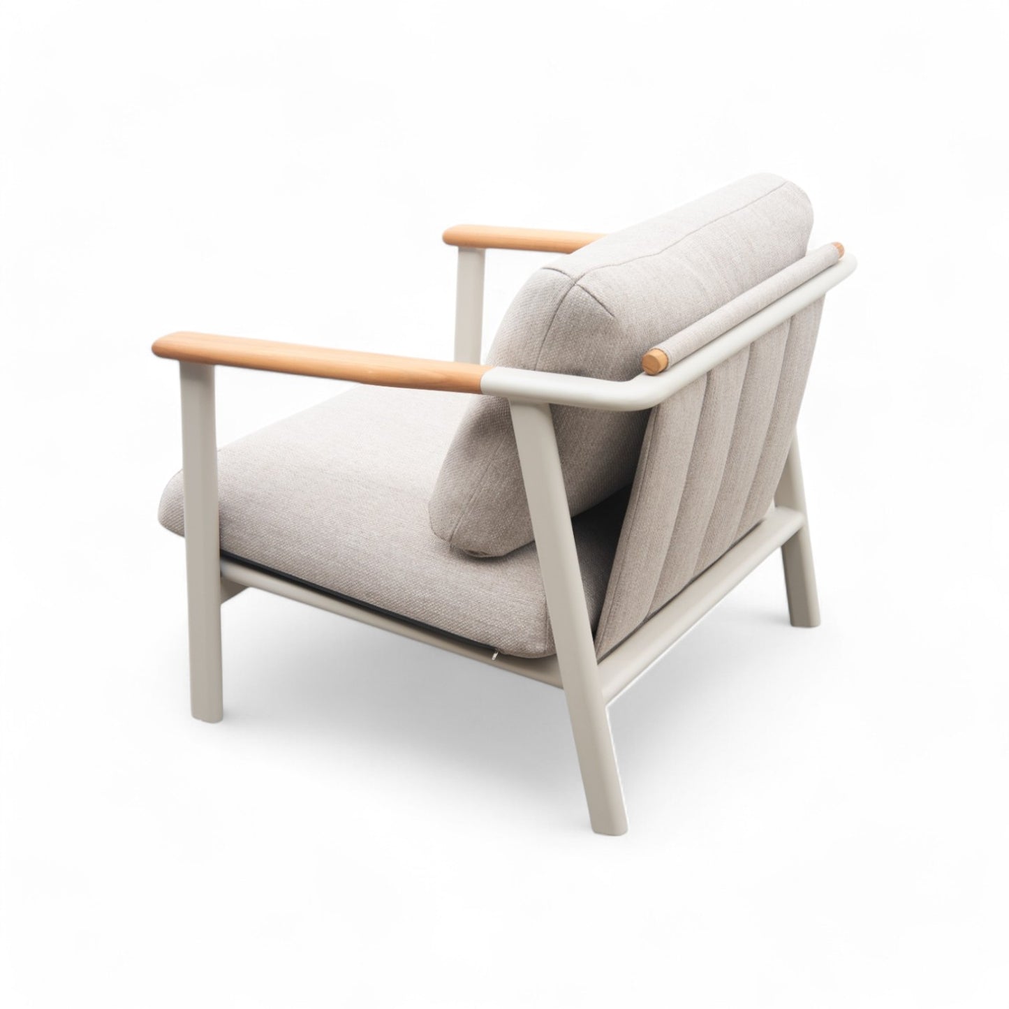 El Sillón de exterior en aluminio y madera de teca - gris arena - SAND presenta un diseño moderno con tapizado beige, estructura gris clara y reposabrazos de madera. Ideal para muebles de jardín, combina confort y estilo contemporáneo al aire libre.