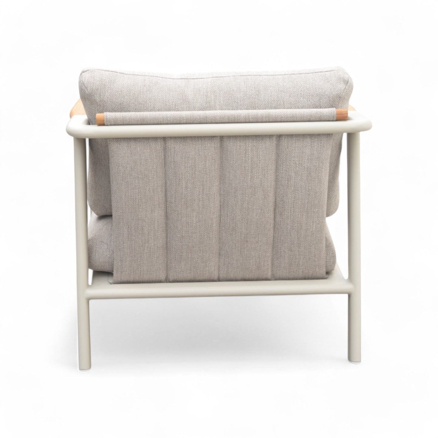 Sillón de exterior en aluminio y madera de teca - gris arena SAND, con tapizado claro y estructura metálica, visto desde atrás sobre fondo blanco-ideal para muebles de jardín modernos.