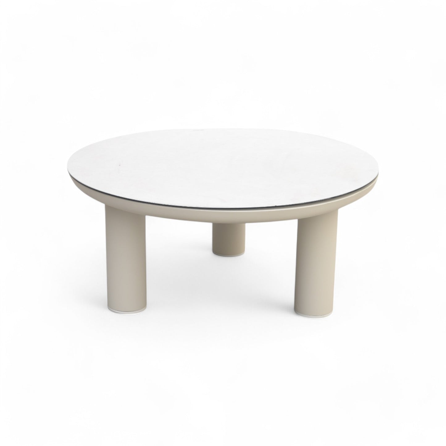 Mesa de centro redonda de exterior SAND, 80 × 36 cm, con diseño moderno, tablero liso blanco y tres patas cilíndricas de porcelánico beige, ideal como elegante mesa de centro exterior para su jardín o patio.