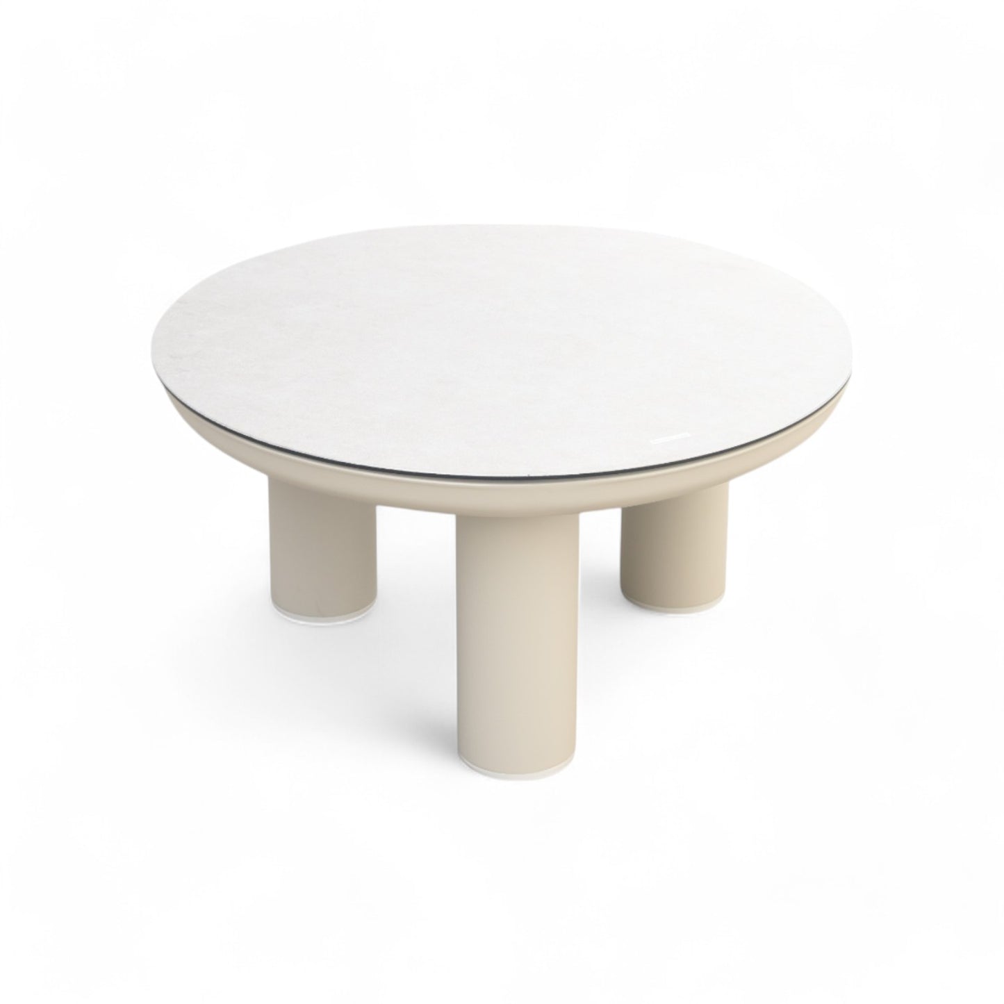 Mesa de centro exterior redonda en porcelánico beige de 60×36 cm, estilo moderno (modelo SAND), ideal para realzar tu mobiliario de terraza; presentada sobre fondo blanco con tres gruesas patas cilíndricas y tablero liso.