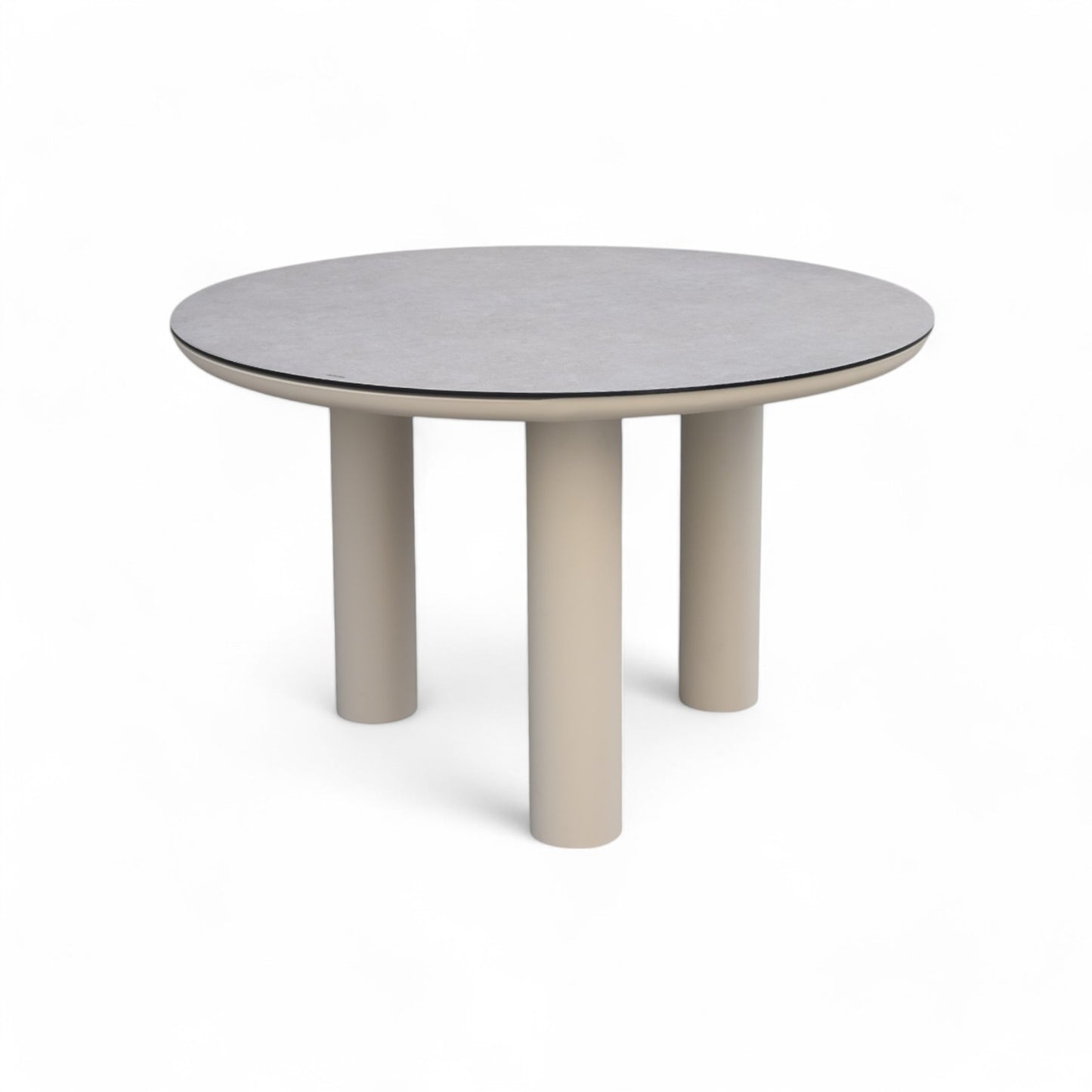 La Mesa de comedor redonda porcelánico gris 130×78 cm SAND, de estilo moderno, cuenta con una superficie gris y tres robustas patas cilíndricas beige, ideal para ambientes contemporáneos.