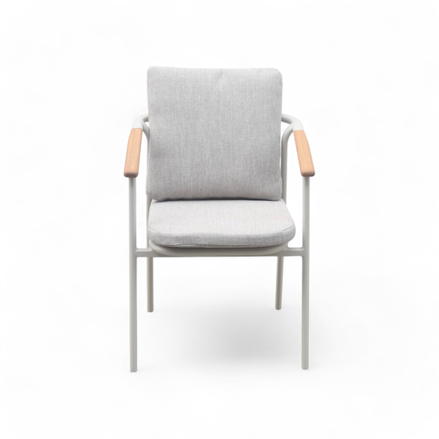 La Silla de exterior en aluminio y madera de teca - gris arena - SAND presenta un cojín gris claro, estructura de aluminio y reposabrazos de madera de teca, que combinan comodidad y estilo moderno. Se muestra sobre un fondo blanco liso.