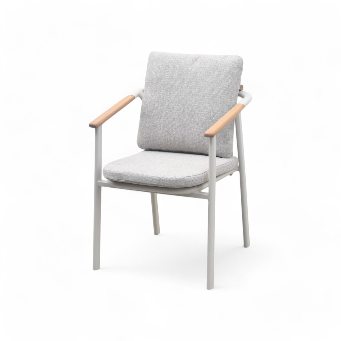 La Silla de exterior SAND combina un armazón de aluminio blanco, reposabrazos en madera de teca y cojines gris arena, presentado sobre fondo blanco.