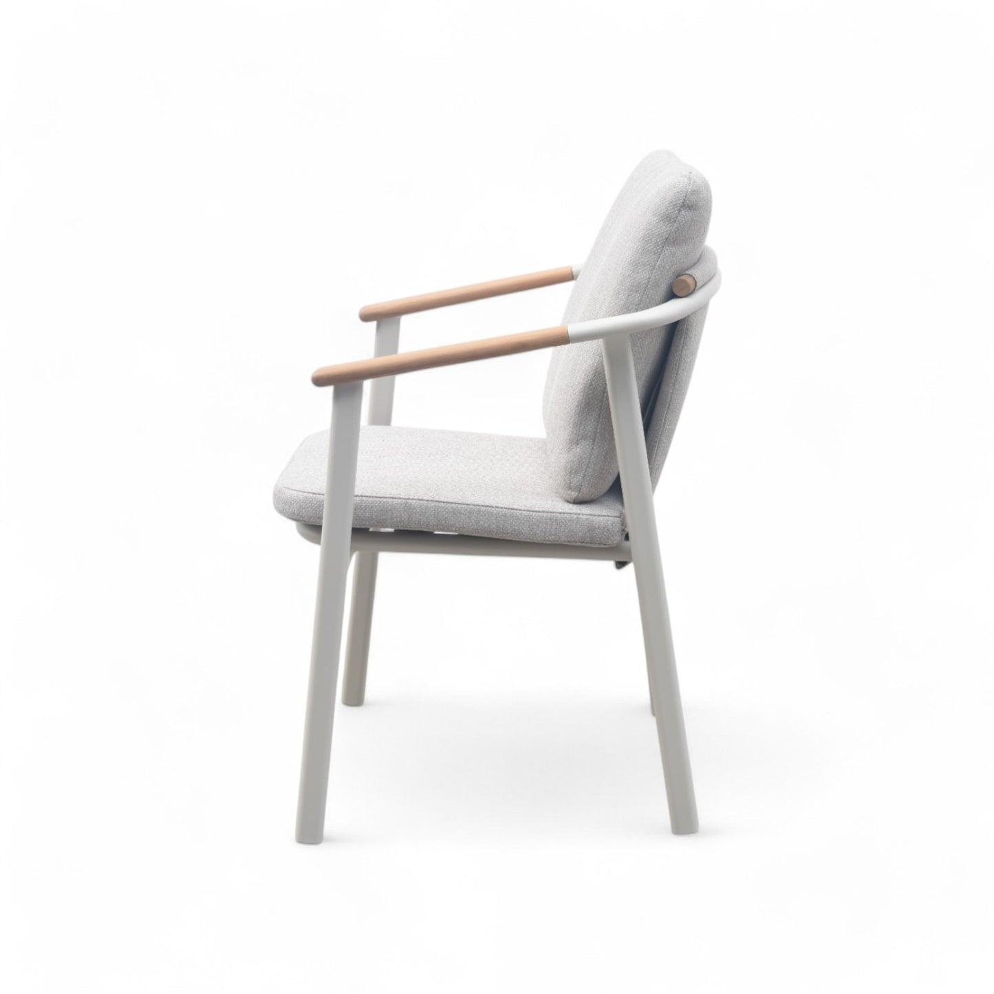 La Silla de exterior en aluminio y madera de teca - gris arena - SAND presenta un asiento y un respaldo acolchados en gris claro, una estructura de aluminio gris y reposabrazos de madera de teca, mostrados de perfil sobre fondo blanco.