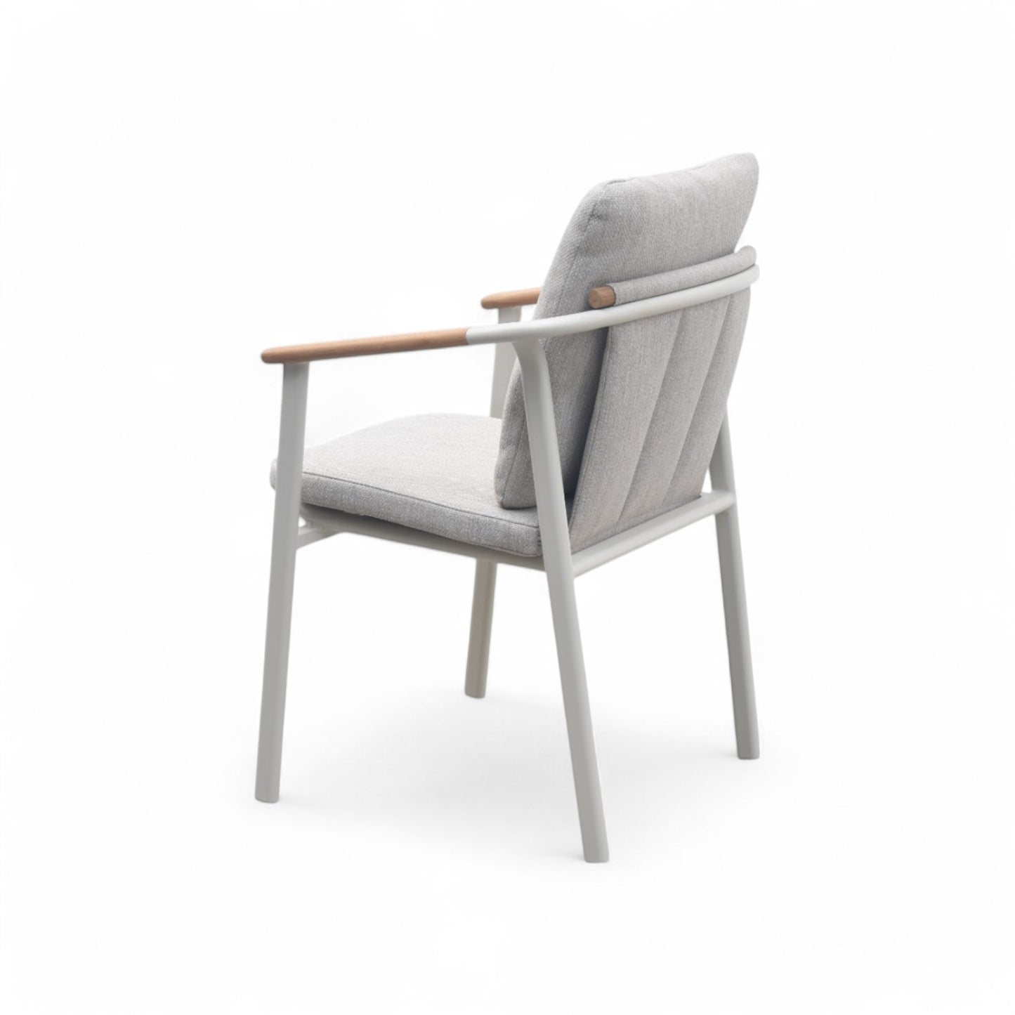 Una elegante silla de exterior SAND en aluminio y madera de teca, gris arena, con un cojín gris claro y un marco minimalista, mostrada desde una vista trasera en ángulo sobre un fondo blanco liso.