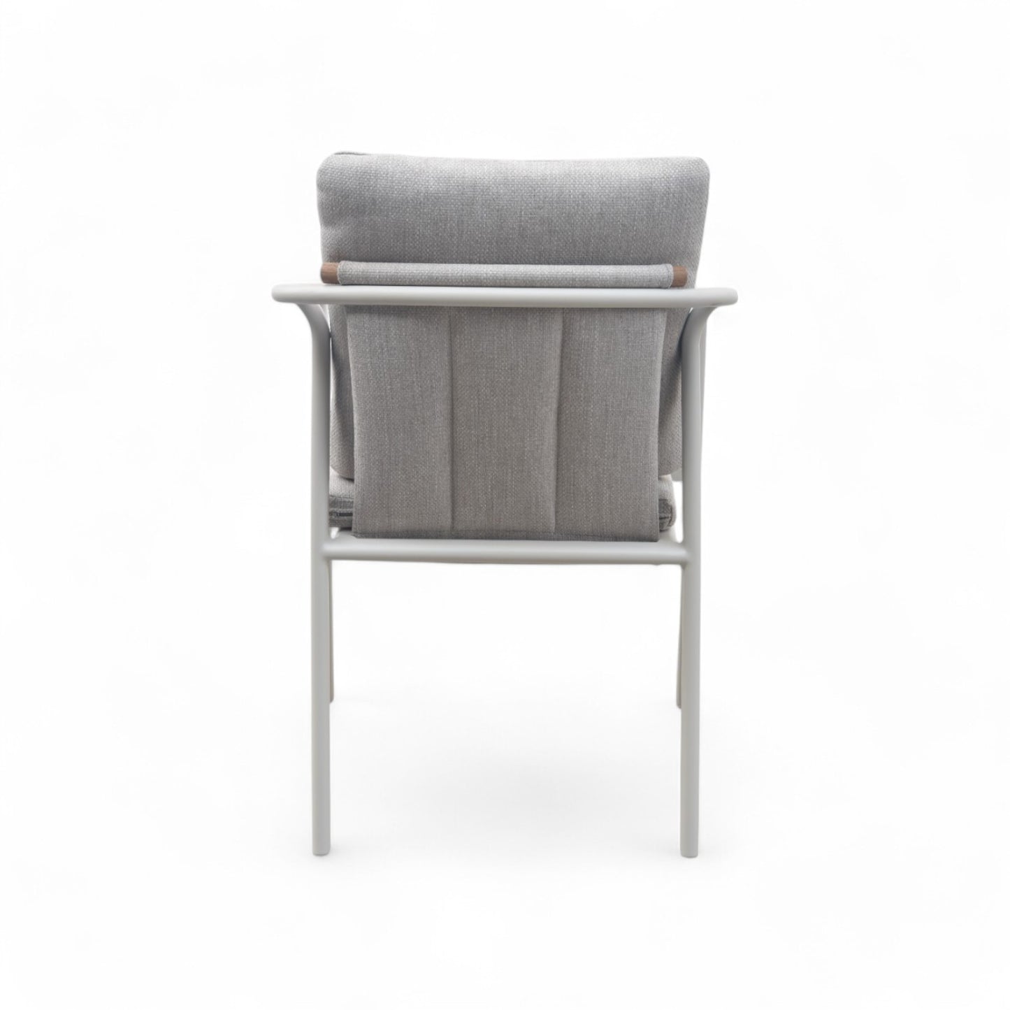 La Silla de exterior en aluminio y madera de teca - gris arena - SAND presenta un diseño moderno con marco de aluminio gris claro y detalles de teca, mostrada desde atrás sobre fondo blanco.