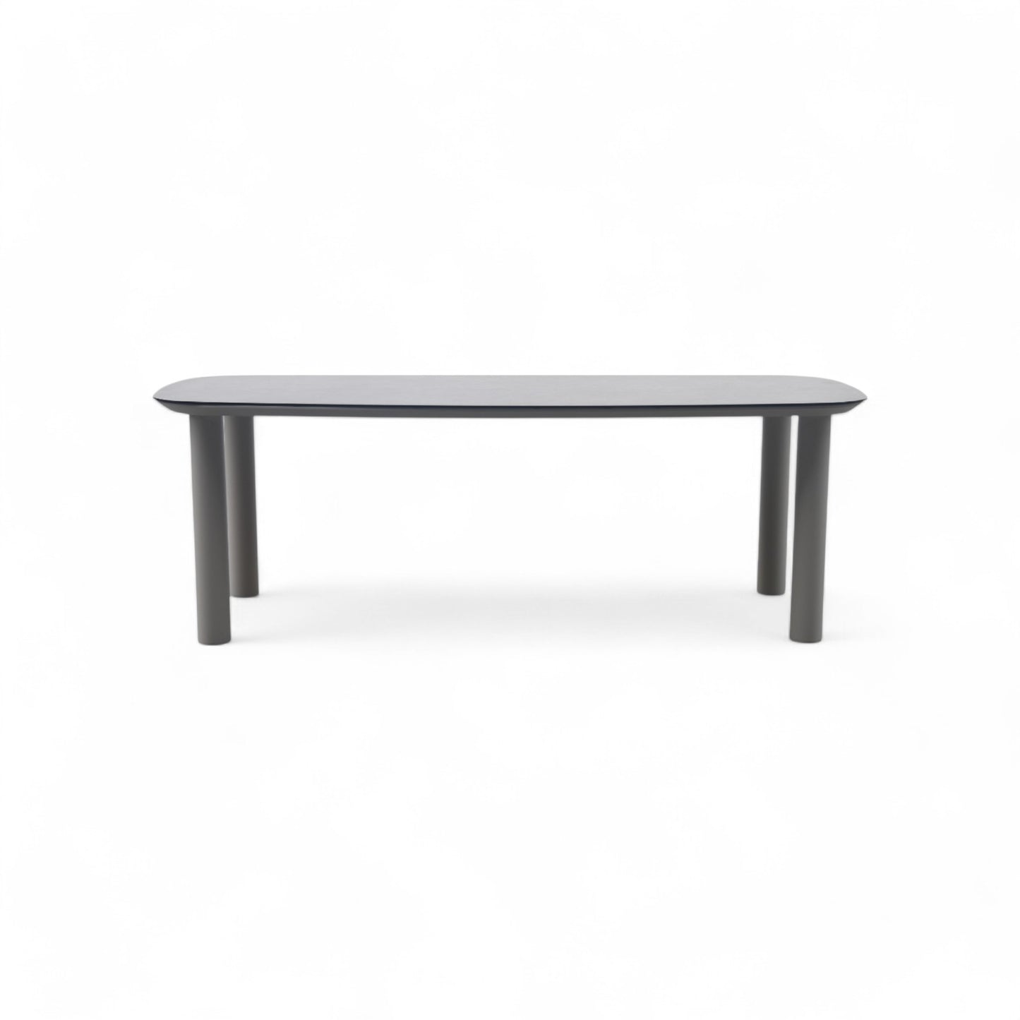 Una sencilla Mesa de comedor de exterior rectangular en porcelánico SAND (220x100x78cm) con esquinas redondeadas y cuatro patas cilíndricas, mostrada sobre un fondo blanco liso.