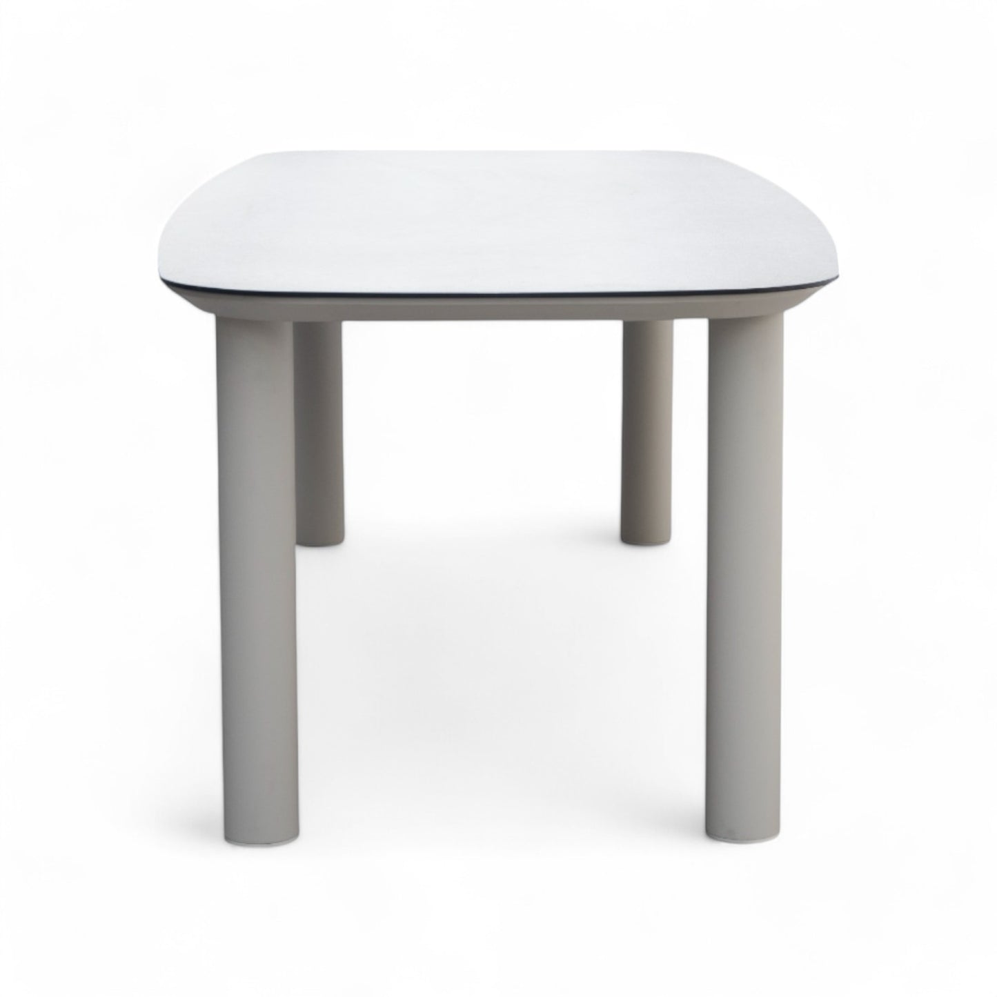 Mesa de comedor de exterior SAND, rectangular en porcelánico (220x100x78 cm), con tablero blanco y cuatro patas cilíndricas grises, ideal para complementar mesas jardín en entornos modernos.