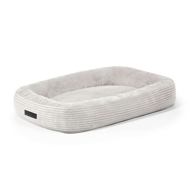 Rectangular, gris claro Cama para perro de terciopelo acanalado 75×60×18 cm - DOG BED 75 WAVES con bordes elevados y base plana, sobre fondo blanco. Ideal como cama hipoalergénica para perros.