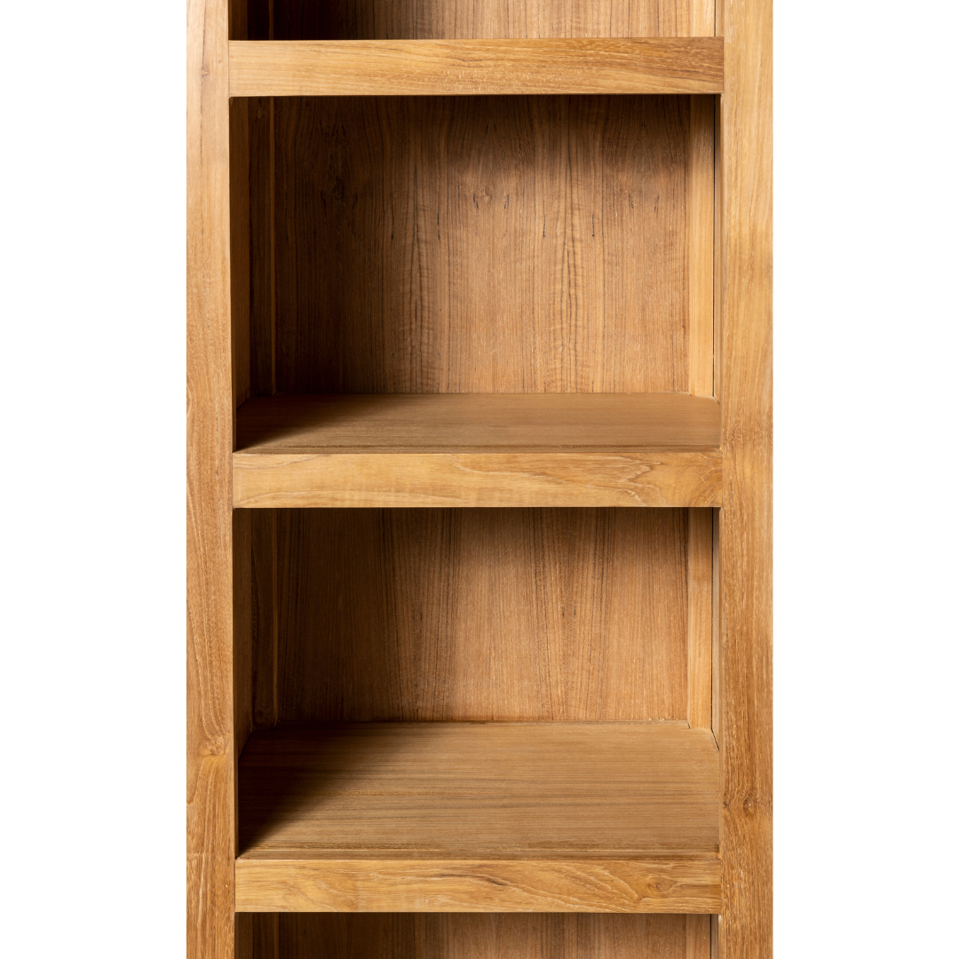 Un primer plano de tres estanterías de madera vacías en la Estantería estrecha en Madera de teca Begur. Su diseño moderno y funcional en madera de teca aporta elegancia a cualquier espacio.