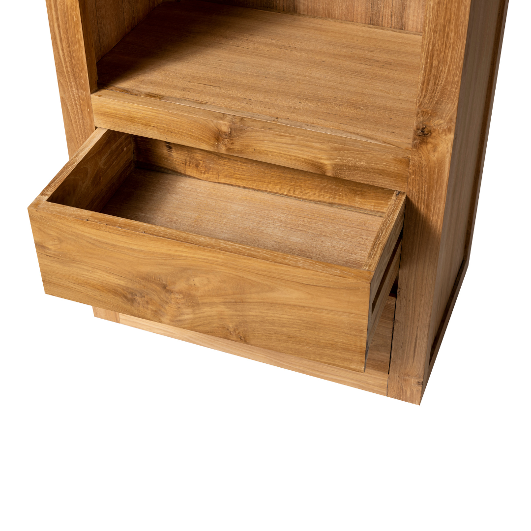 Un primer plano de la Estantería estrecha en Madera de teca Begur muestra su cajón abierto, sus vetas de madera y su sencillo diseño rectangular, destacando su diseño moderno y funcional.
