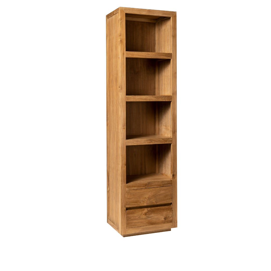 La Estantería estrecha en Madera de teca Begur, de diseño moderno y funcional, tiene cuatro estantes abiertos y dos cajones inferiores. Perfecta para cualquier ambiente, se muestra sobre fondo blanco.