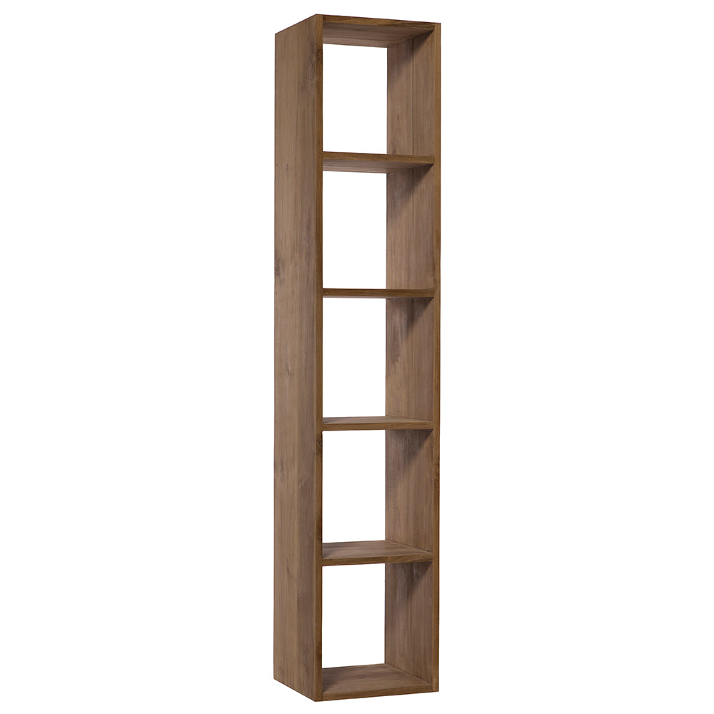 La estantería simple en madera de teca Marco cuenta con cinco estantes abiertos y un acabado de madera natural para un almacenamiento elegante, alto y vertical sobre un fondo blanco liso.