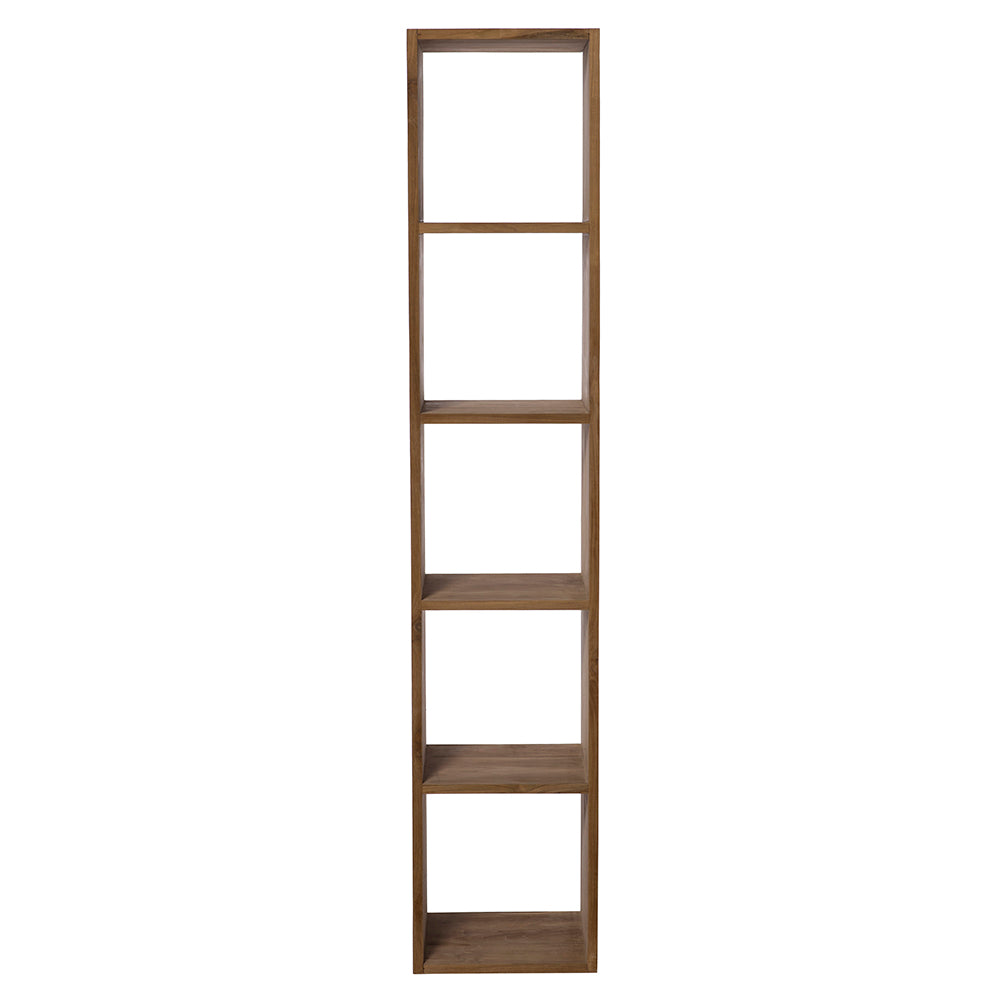 La estantería simple en madera de teca Marco presenta un diseño alto y estrecho con cinco estantes abiertos espaciados uniformemente, que ofrecen un almacenamiento elegante y se muestran desde el frente contra un fondo liso.