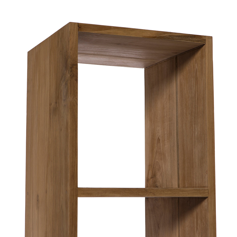 Un primer plano de la Estantería Simple en Madera de Teca Marco, mostrando su sección superior con un solo divisor horizontal y un elegante diseño contemporáneo.