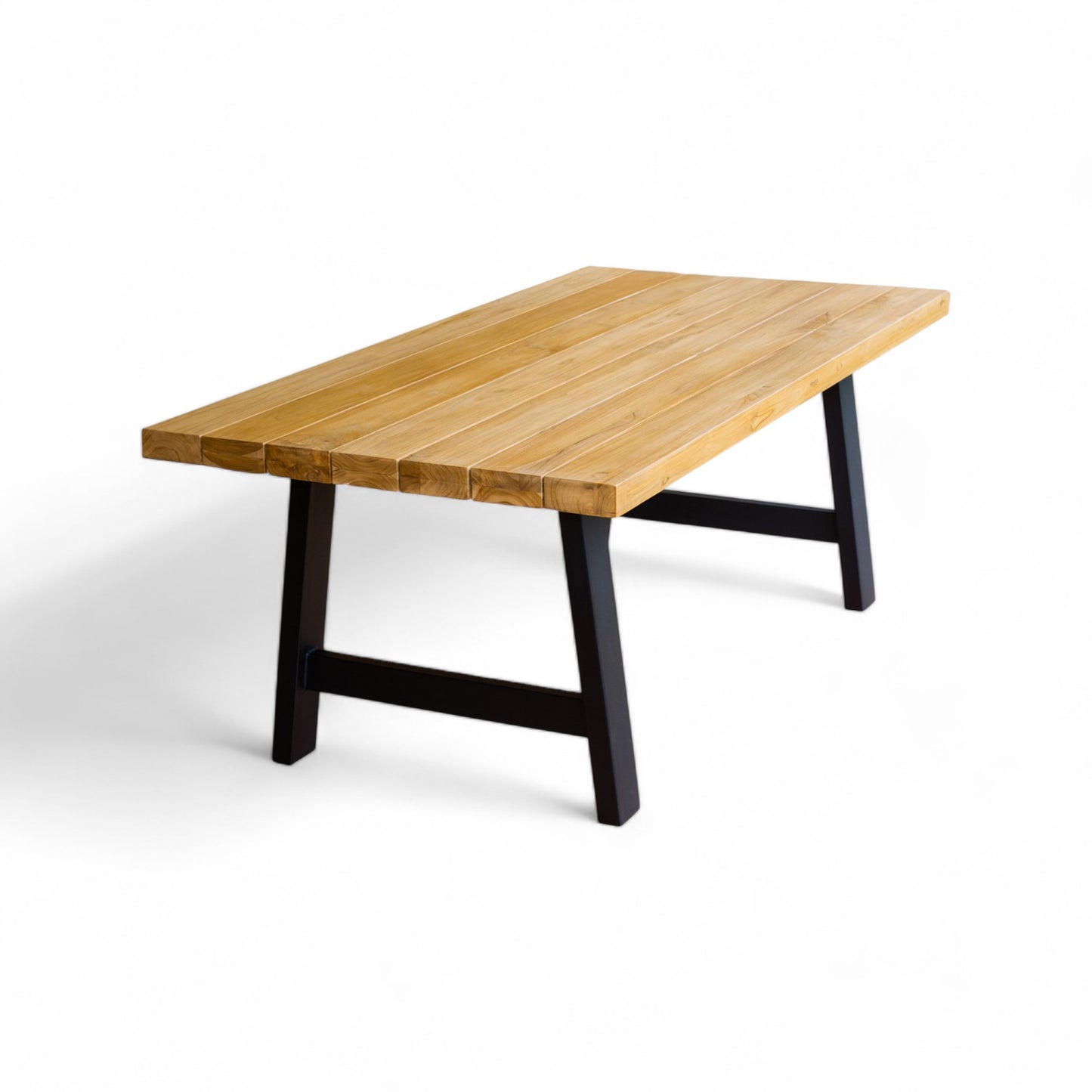 La mesa de comedor de exterior de teca y metal 200 × 100 × 75 cm ELEGANCE, con tapa en madera de teca clara y patas metálicas negras, es perfecta para aportar estilo contemporáneo a tu espacio al aire libre.