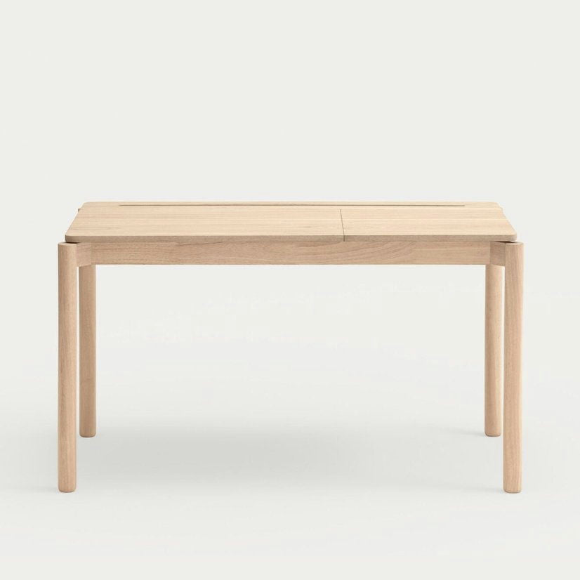 El Escritorio de Madera Atlas, con patas redondeadas y una superficie plana en acabado de madera clara, encarna un diseño moderno, combinando funcionalidad y elegancia.
