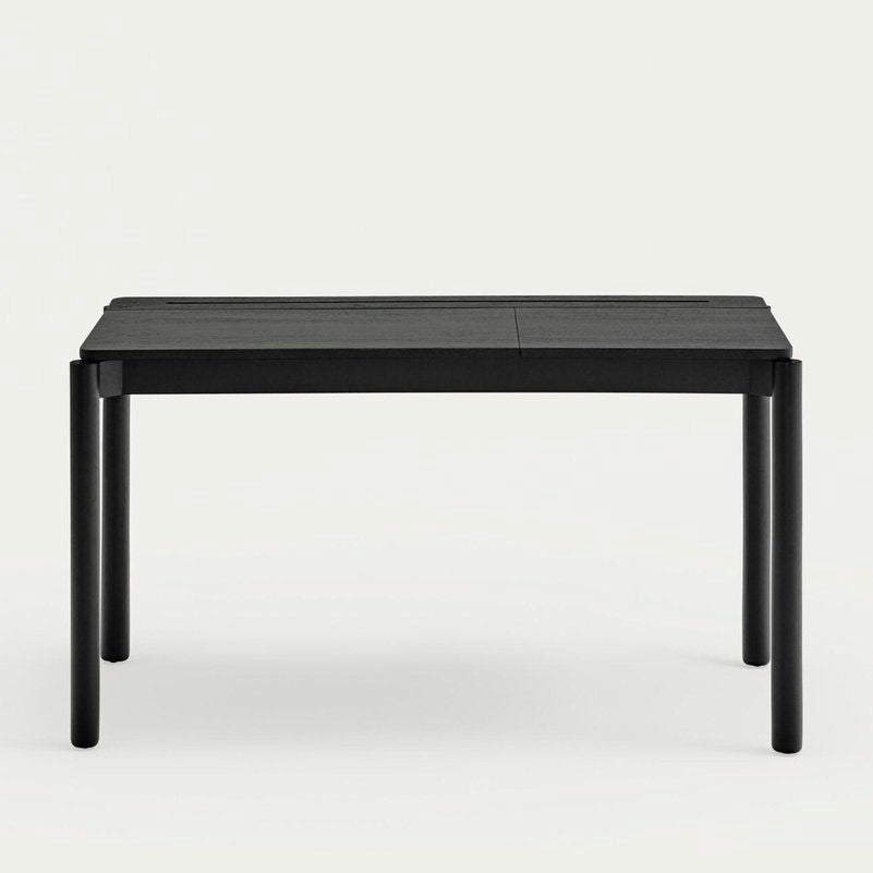 El Escritorio de Madera Atlas es una elegante mesa de comedor de madera negra con cuatro patas resistentes sobre un fondo liso, que presenta un diseño moderno que combina a la perfección funcionalidad y estilo contemporáneo.