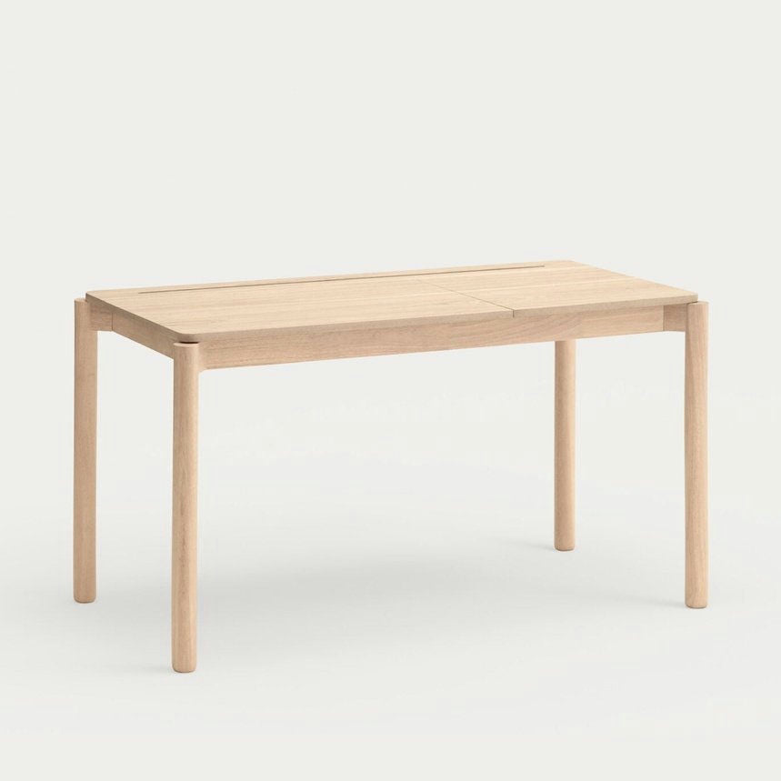 El Escritorio de Madera Atlas es una pieza minimalista que presenta un tablero rectangular plano y cuatro patas rectas, incorporando un diseño moderno sobre un fondo liso.