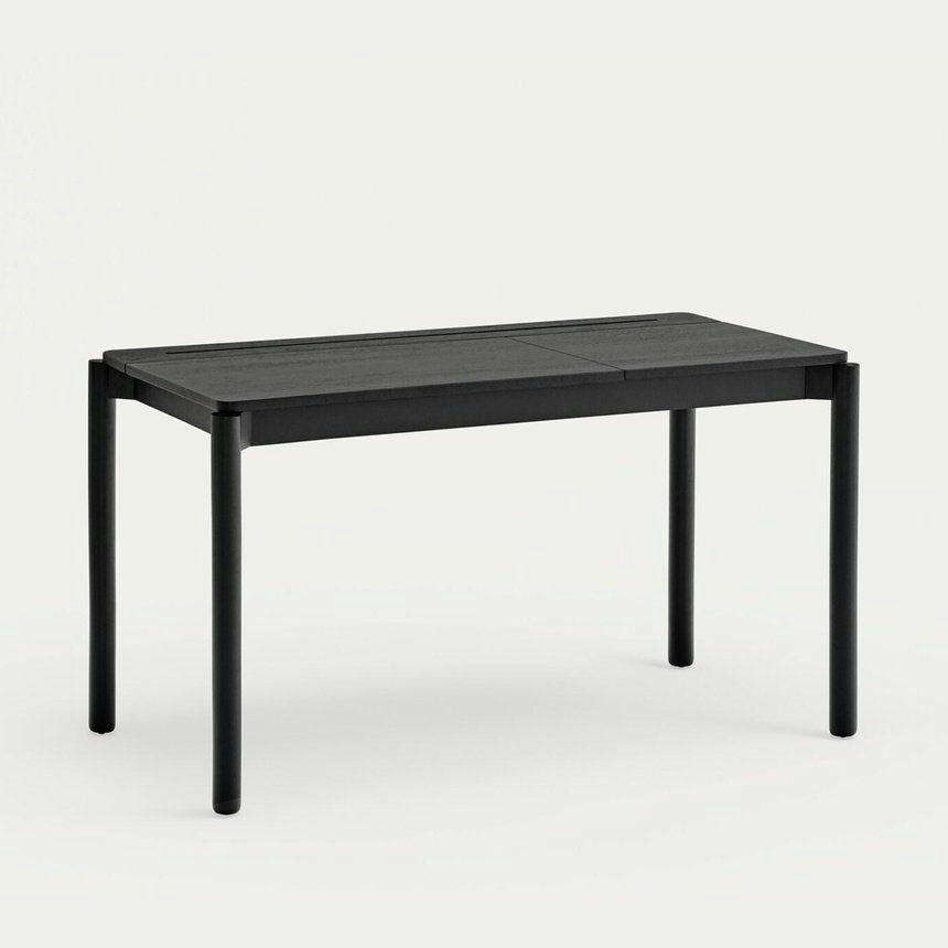 El Escritorio de Madera Atlas es un escritorio negro elegante y contemporáneo con cuatro patas rectas sobre un fondo claro y liso.