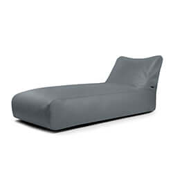 La moderna Bean bag Sunbed 90 gris, diseñada para su uso en exteriores, presenta un perfil bajo y una tapicería suave, sobre un fondo blanco liso.