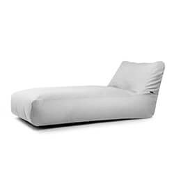 La tumbona Bean bag 90 Riviera - uso exterior es una tumbona moderna de color gris claro, de perfil bajo y respaldo ligeramente inclinado, inspirada en la comodidad de los bean bags, que se muestra sobre un fondo blanco.