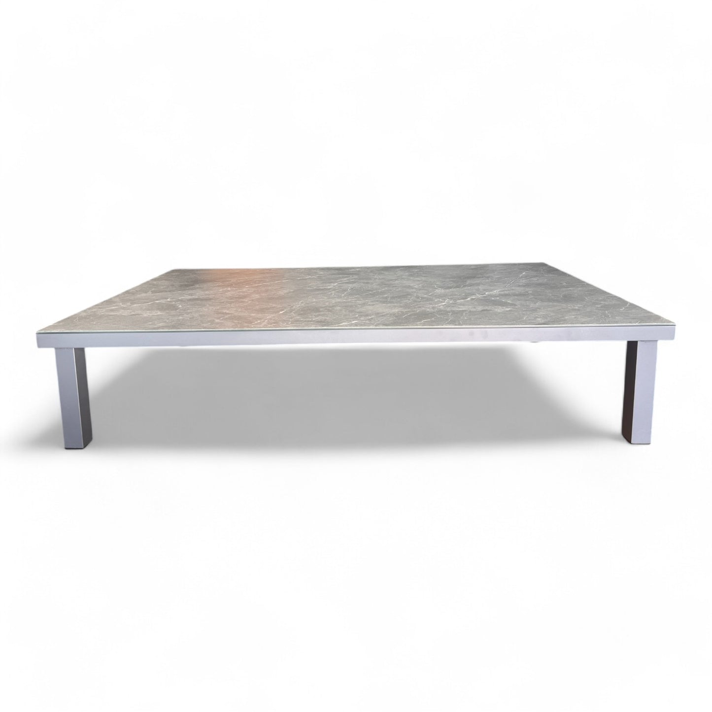 Mesa rectangular de centro de exterior OCEAN, aluminio y cristal cerámico, 125×75×28 cm, estilo moderno, ideal para complementar muebles de jardín modernos. Fotografiada sobre fondo blanco.