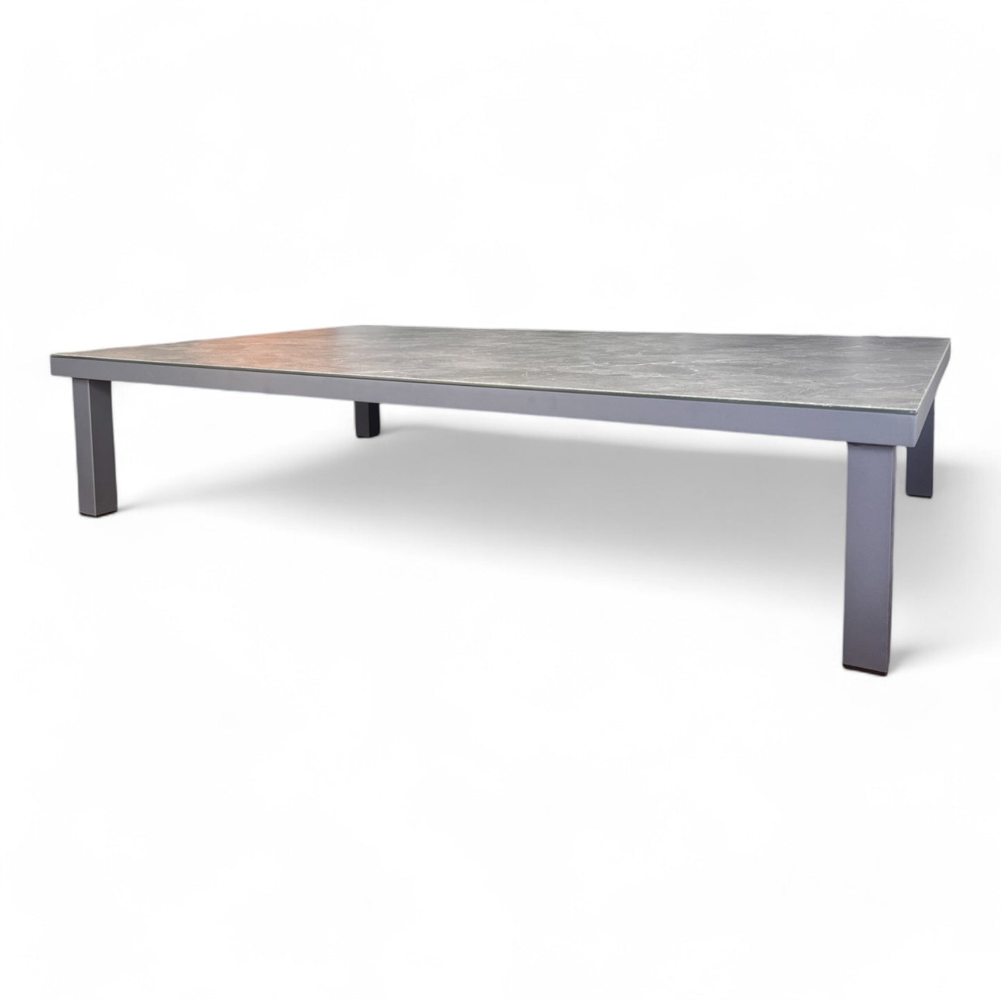 Mesa de centro de exterior OCEAN, aluminio y cristal cerámico, 125×75×28 cm. Su diseño moderno es ideal como mesa de centro exterior o para acompañar muebles de jardín contemporáneos. Fotografía sobre fondo blanco.