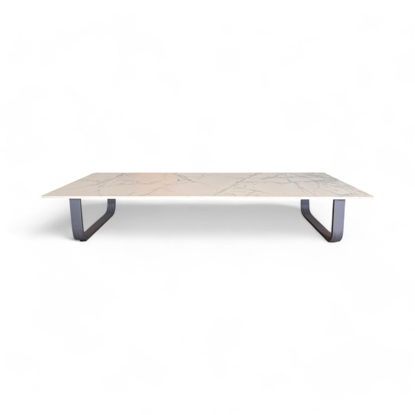 Mesa rectangular de centro exterior INDIGO de aluminio y mármol sintético, estilo moderno, 150 × 60 × 26 cm, color blanco con dos patas metálicas negras en forma de U, sobre fondo blanco liso.
