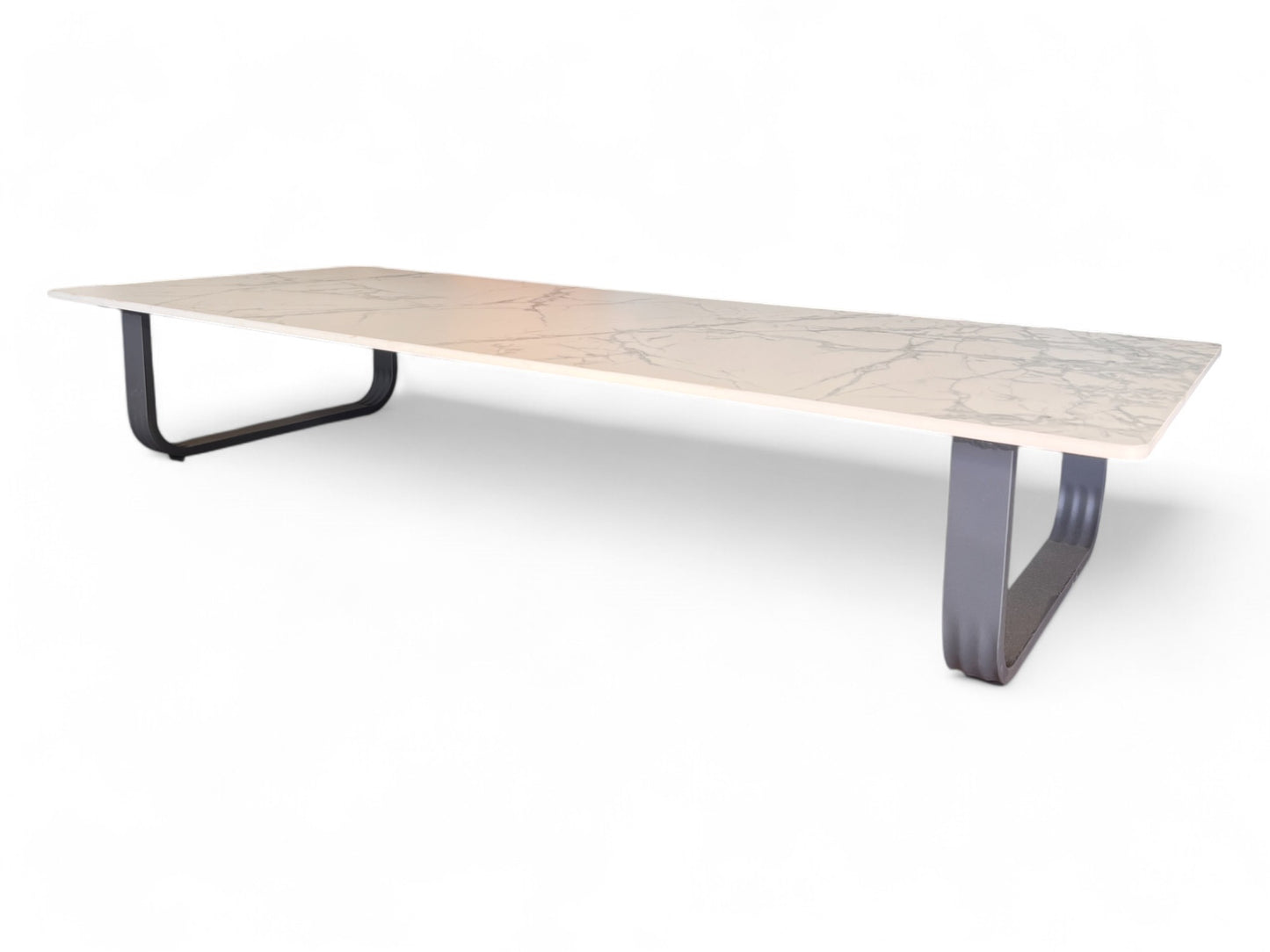 Mesa de centro rectangular INDIGO para exterior, hecha de aluminio y mármol sintético (150×60×26 cm), estilo moderno, ideal como mesa terraza moderna. Se muestra sobre fondo blanco.